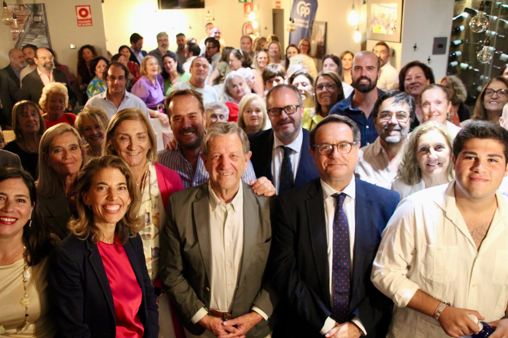 Marta Marbán junto a Luis Partida y representantes del Partido Popular